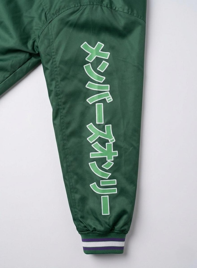 Puede incluir: Una taza de cer&aacute;mica blanca con un asa negra y el texto "But First, Coffee" en negro y negrita. La taza est&aacute; sobre una superficie de madera. La taza mide aproximadamente 10 cm de alto.