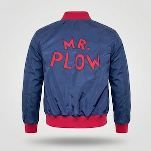 Op de afbeelding: Marineblauwe bomberjack met rode accenten en de tekst "MR. PLOW" in rode letters op de rug. De jas heeft een geribbelde kraag, manchetten en zoom. Een casual, retro-stijl jas.