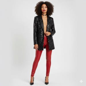 Könnte beinhalten: Ein schwarzer Pailletten-Blazer mit langen Ärmeln und taillierter Passform. Der Blazer wird mit roten Leggings und schwarzen High Heels kombiniert. Das Model trägt einen schwarzen Choker. Das Outfit ist vor einem weißen Hintergrund.