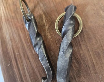 Llavero abrebotellas forjado por un herrero