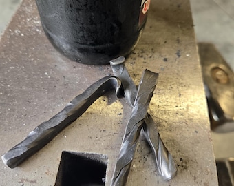 Abridor de botellas forjado por un herrero