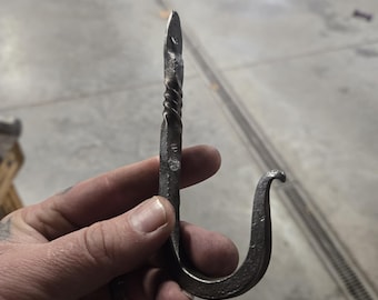 Gran gancho de pared hecho por un herrero.