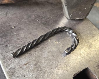 Adorno navideño de bastón de caramelo forjado por un herrero