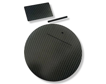 Elegante conjunto de carbono: accesorio de estilo de vida moderno fabricado en fibra de carbono auténtica con base, tubos y tarjeta de estilo de vida.