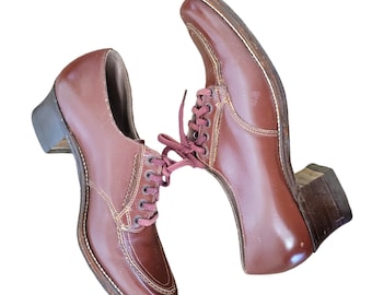 Vintage Early 1940s Shoes. Lace Up Leather Oxfords. Yanigans. Brown Stitched Oxfords. Leather Sole. 6.5. Heel 1.75-2 Inches. Excellent.