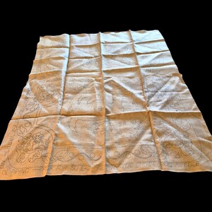 Peut inclure: Toile de tapis beige avec un motif imprimé de motifs floraux et animaliers. La toile a un motif quadrillé et du texte qui dit "E-Z Yarn" et "Automatic Hook Rug Needle".