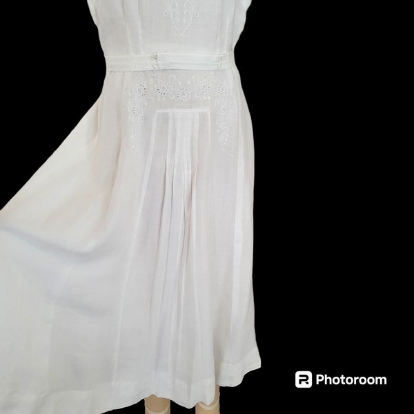 Vintage 1940s White Linen Embroidered Dress. Florence Label. Tropical Warm Weather Summer Dress. Small to Medium Small