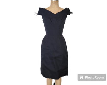 Vintage Bombshell Wiggle Dress. Early 1960s Little Black Cocktail Dress. Midcentury Fashion. Lightweight. Small Xsmall.