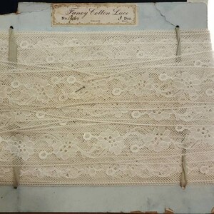 Antike Baumwollspitze auf Karte. England. All or Yardage.White Lace.Victorianisch. Edwardian. Fast 2 Zoll. Kleid. Nähen. Sammeln. Display.Braut.
