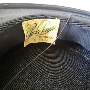 Vintage platterhatt från 1940-talet, tidigt 50-tal. Bred brätte, svart, vävd. Sidenblommor. Nytt utseende. Park Layne-hatt med hattask. bild 4
