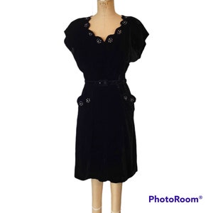 robe vintage en velours de rayonne de la fin des années 40. Robe de cocktail. Encolure festonnée et poches. Ceinturé. Moyenne.