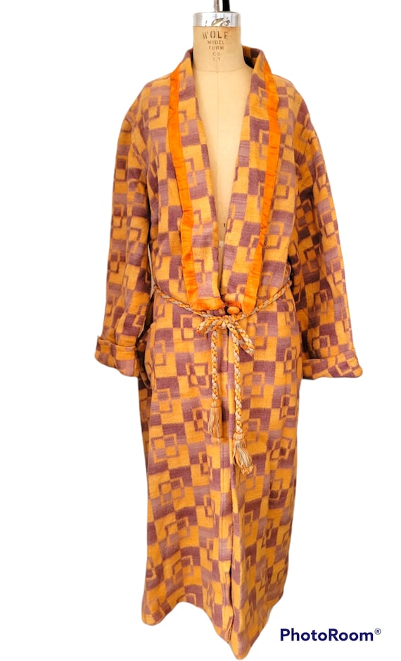 Rare Late 1920s to 1930s Early Beacon Robe. Single