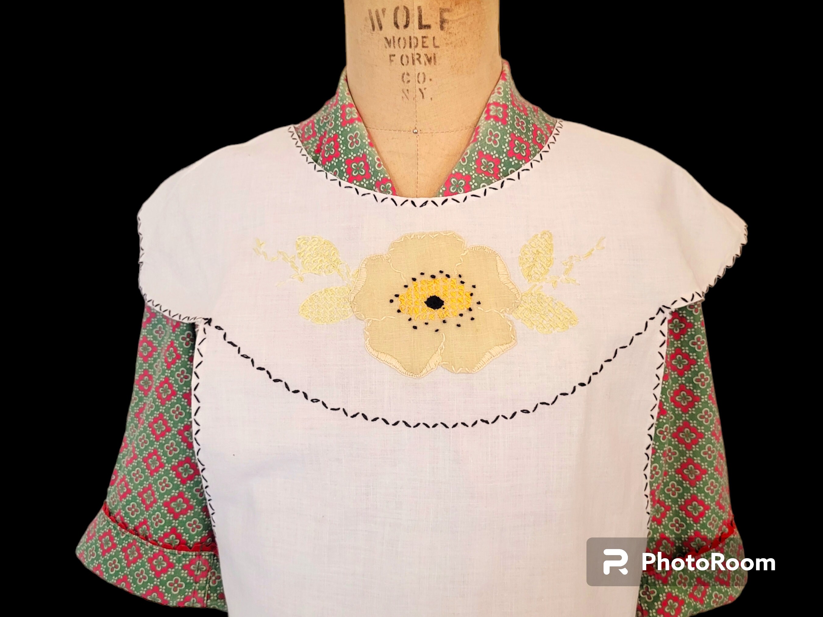 1920 年代から 30 年代のヴィンテージ エプロン。刺繍入り。アップリケ