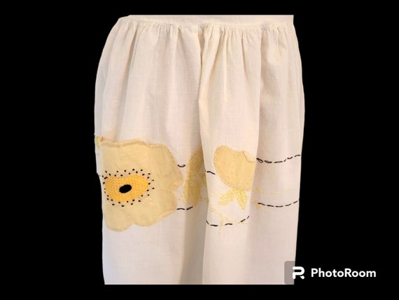 1920 年代から 30 年代のヴィンテージ エプロン。刺繍入り。アップリケ