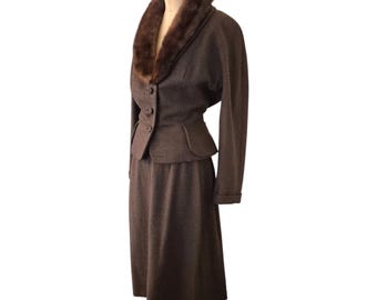 Traje de mujer vintage de los años 50 con cintura ajustada. Chaqueta con cuello de visón (cosido). Rothmore. Tejido de mezcla de tweed marrón oscuro. Moda de mediados de siglo. Talla M/S.