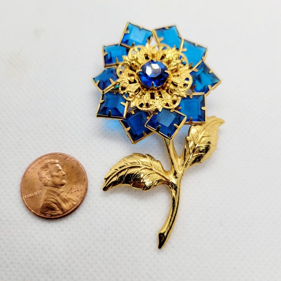 Vintage Brooch. Faceted Prong Set Blue Stones. Go… - image 2