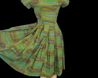 Vintage 1950s Dress. Green Paisley Print Cotton. Day Dress. Side Zip. Jonathan Logan. Late 1950s. Extra Small.