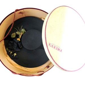 Vintage platterhatt från 1940-talet, tidigt 50-tal. Bred brätte, svart, vävd. Sidenblommor. Nytt utseende. Park Layne-hatt med hattask. bild 6