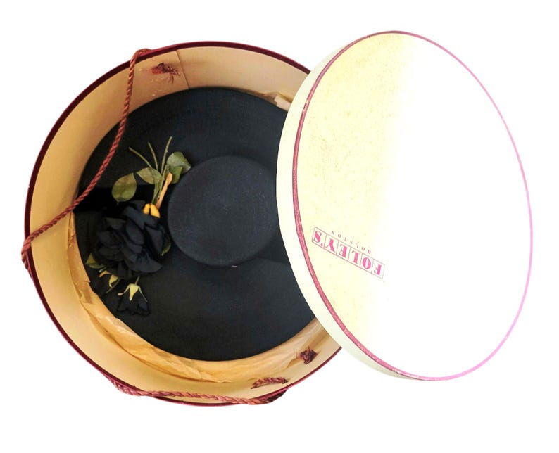 Vintage platterhatt från 1940-talet, tidigt 50-tal. Bred brätte, svart, vävd. Sidenblommor. Nytt utseende. Park Layne-hatt med hattask. bild 6