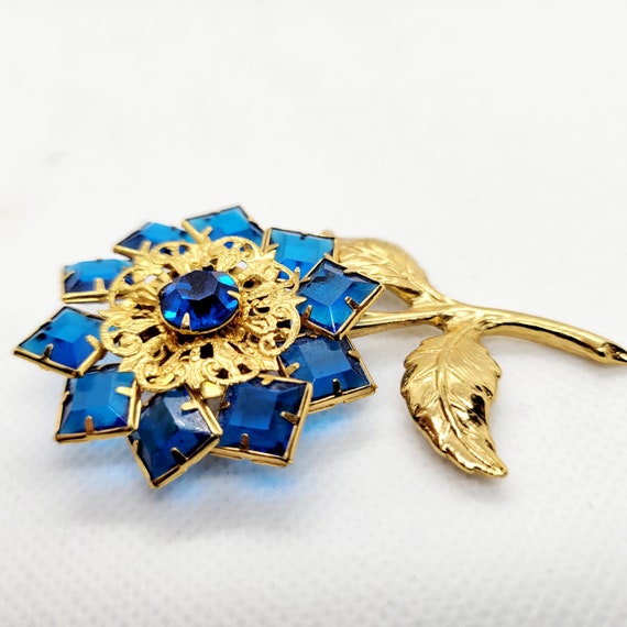 Vintage Brooch. Faceted Prong Set Blue Stones. Go… - image 4