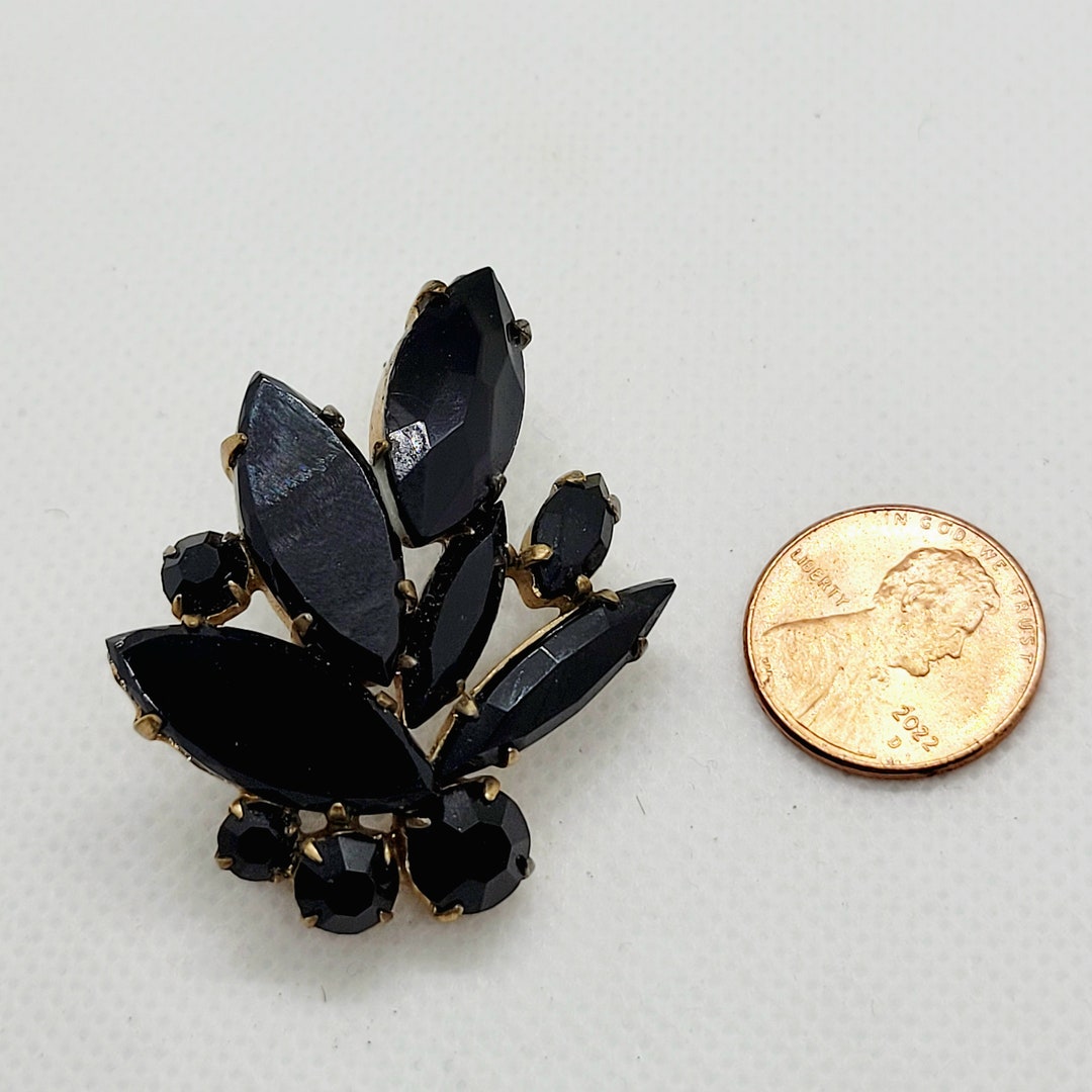 Grande Broche Art Déco Tchécoslovaquie - Métal Et Pâte De Verre Avec Strass Rouges - 63x47mm - Occasion Vintage