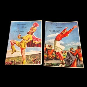 Może przedstawiać: Dwa programy meczów futbolu amerykańskiego w stylu vintage. Jeden przedstawia członka orkiestry marszowej w kolorze żółtym i czerwonym, z datą 3 października 1947 r. Drugi przedstawia cheerleaderkę w czerwonym swetrze i białej spódnicy, z datą 26 września 1947 r. Oba mają niebieskie tła.