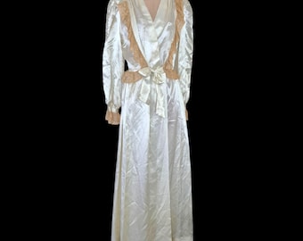 Vintage Late 1930s to Early 1940s Old Hollywood Style Dressing Gown Trousseau Robe. Shirred Sleeves. Alençon Lace. Slipper Satin. Medium