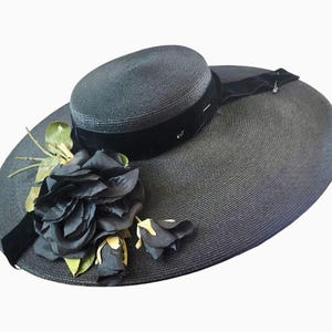 Vintage platterhatt från 1940-talet, tidigt 50-tal. Bred brätte, svart, vävd. Sidenblommor. Nytt utseende. Park Layne-hatt med hattask. bild 2