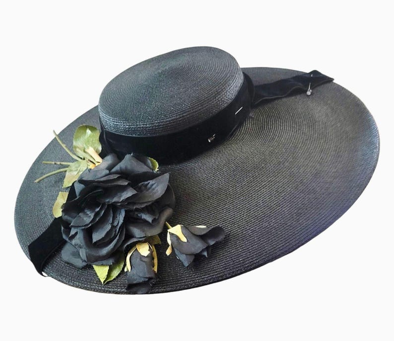 Vintage platterhatt från 1940-talet, tidigt 50-tal. Bred brätte, svart, vävd. Sidenblommor. Nytt utseende. Park Layne-hatt med hattask. bild 2