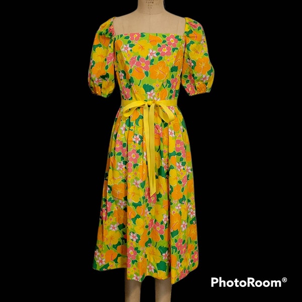 Vintage 1970s The Lilly Lilly Pulitzer Dress. Colorful Floral. Color Pop!On or Off Shoulder. Puff Sleeves. Flare Full Skirt. Like New. 34.