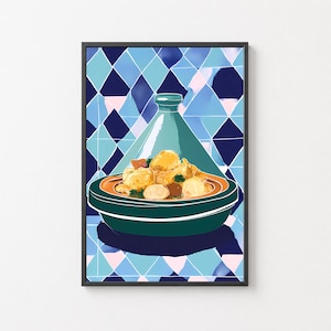 Peut inclure: Impression d'art encadrée d'un plat de tajine marocain. L'œuvre présente un plat de tajine teal et orange rempli de nourriture, sur un fond de carreaux géométriques bleus. Le tajine, avec son couvercle teal et sa base vert foncé, est au centre.