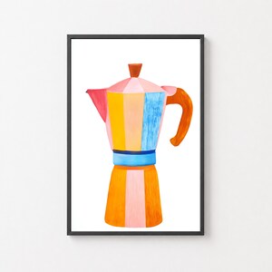 Pode incluir: Ilustração colorida de uma cafeteira italiana. A cafeteira é pintada com listras verticais em tons de laranja, rosa, amarelo, azul e vermelho. Possui uma alça de madeira e uma parte superior rosa. A obra de arte é emoldurada em uma moldura preta.