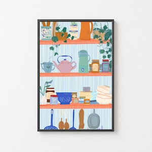 Peut inclure: Une impression encadrée d'une scène de cuisine avec des étagères remplies d'objets divers. Les étagères contiennent une théière, des bocaux, des bols et des ustensiles de cuisine. La palette de couleurs comprend le bleu, l'orange et le vert, avec un fond à rayures bleu clair.