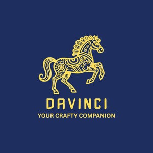 Puede incluir: Una ilustraci&oacute;n de l&iacute;neas de color dorado de un caballo con intrincados patrones decorativos sobre un fondo azul oscuro s&oacute;lido. Debajo del caballo, el texto dice DAVINCI y debajo, el texto dice YOUR CRAFTY COMPANION.
