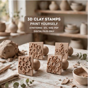 Peut inclure: Quatre tampons à argile carrés marron clair avec des motifs floraux, chacun doté d'une poignée arrondie. Le texte indique : 3D CLAY STAMPS PRINT YOURSELF 4 PATTERNS - STL -SVG -PDF DIGITAL FILES ONLY. Ces outils servent à imprimer des motifs.