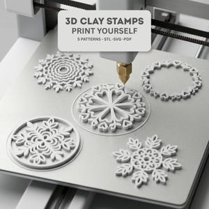 May include: A 3D printer creating white clay stamps with various patterns, including snowflakes and floral designs. The text on the image reads "3D CLAY STAMPS PRINT YOURSELF" and "5 PATTERNS - STL - SVG - PDF".