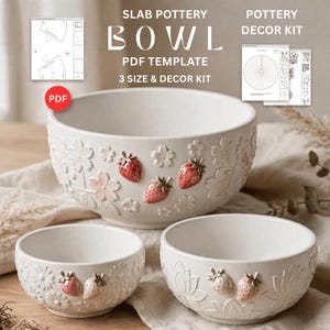 Puede incluir: Un juego de tres cuencos de cerámica color blanco roto con patrones en relieve de fresas y flores. El texto SLAB POTTERY BOWL PDF TEMPLATE 3 SIZE & DECOR KIT es visible, junto con dos vistas previas de documentos digitales con patrones geométricos.