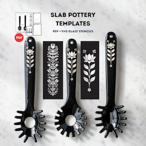 Op de afbeelding: Drie zwarte spaghettilepels met witte bloemmotieven worden getoond met zwart-witte sjablonen. De lepels hebben een centraal gat en een getande rand. De tekst "SLAB POTTERY TEMPLATES PDF + SVG GLAZE STENCILS" is zichtbaar.
