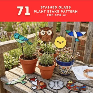 Könnte beinhalten: Eine Sammlung von Glasmalerei-Pflanzstäben in verschiedenen Tierformen, darunter Vögel, eine Eule und ein Küken. Die Stäbe sind in Terrakotta-Töpfen mit Pflanzen platziert. Der Text "71 STAINED GLASS PLANT STAKS PATTERN PDF-SVG-AI" ist enthalten.