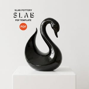 Könnte beinhalten: Eine glänzend schwarze Keramikschwan-Skulptur mit gebogenem Hals und spitzem Schwanz. Der Text SLAB POTTERY SLAB PDF TEMPLATE und ein rotes, kreisförmiges PDF-Symbol sind oben links im Bild zu sehen und weisen auf eine digitale Download-Datei hin.