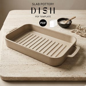 Puede incluir: Un plato rectangular de cerámica beige con base acanalada y dos asas laterales. La imagen incluye el texto SLAB POTTERY DISH PDF TEMPLATE, un icono PDF negro y una pila de plantillas de papel blanco, junto a un pequeño cuenco con sal.