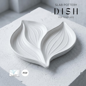 Könnte beinhalten: Eine weiße Keramikschale in Form von zwei verbundenen Blättern mit geprägten Aderdetails. Der Text SLAB POTTERY DISH PDF TEMPLATE ist oben sichtbar, und ein kleines PDF-Symbol mit einer Strichzeichnung der Blattform befindet sich in der Ecke.