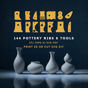 Può includere: Immagine con 144 costole e strumenti per la ceramica in giallo dorato, disposti sopra quattro vasi in ceramica bianca. Il testo recita "144 POTTERY RIBS & TOOLS" e "PRINT 3D OR CUT SVG DIY". Lo sfondo è blu scuro.