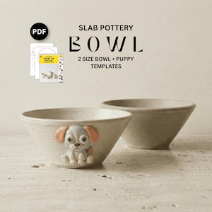 Peut inclure: Deux bols en céramique avec une finition beige clair. L'un des bols présente un motif de chiot en 3D. L'image comprend également un PDF avec des instructions pour fabriquer des bols en poterie sur plaque. Le texte sur l'image indique "SLAB POTTERY BOWL" et "2 SIZE BOWL + PUPPY TEMPLATES."