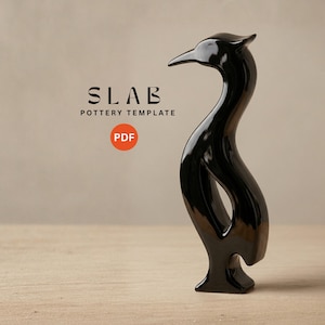 Könnte beinhalten: Eine glänzend schwarze Keramikvogel-Skulptur mit langem, geschwungenem Hals und spitzem Schnabel. Die Skulptur hat eine glatte, reflektierende Oberfläche. Der Text auf dem Bild lautet "SLAB POTTERY TEMPLATE PDF".