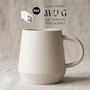 Peut inclure: Une tasse en céramique blanc cassé mouchetée avec une anse arrondie. La tasse a une base large et un corps légèrement incliné. Le texte sur l'image indique "SLAB POTTERY MUG PDF TEMPLATE LARGE & SMALL".