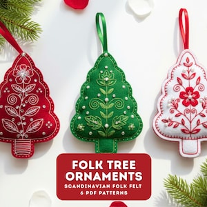 Op de afbeelding: Drie Scandinavische kerstboomversieringen van vilt in rood, groen en wit, elk met ingewikkelde geborduurde bloemmotieven en kralenaccenten. De ornamenten hebben rode of groene linten om op te hangen. De afbeelding bevat ook de tekst "Folk Tree Ornaments".