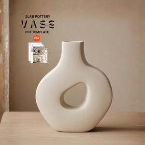 Könnte beinhalten: Cremefarbene Keramikvase mit einem einzigartigen, offenen Kreisdesign. Die Vase hat eine glatte, matte Oberfläche und eine abgerundete Form. Der Text "SLAB POTTERY VASS PDF TEMPLATE" ist sichtbar.