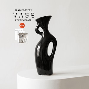Pode incluir: Um vaso preto brilhante com um design moderno e único. O vaso apresenta uma silhueta curva com duas aberturas distintas, uma no topo e outra mais abaixo. O texto "SLAB POTTERY VASE PDF TEMPLATE" é visível.