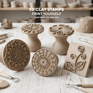 Pode incluir: Cinco carimbos de argila bege com padrões em relevo intrincados, incluindo designs florais circulares e um motivo de folha quadrado. O texto 3D CLAY STAMPS PRINT YOURSELF 5 PATTERNS - STL -SVG -PDF é visível no topo.